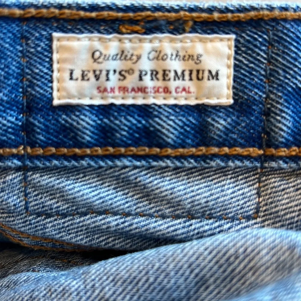 LEVI’S PREMIUM 501® ‘90S WOMEN'S JEANS - Destructed Indigo - Medium Wash - Picture 10 of 16